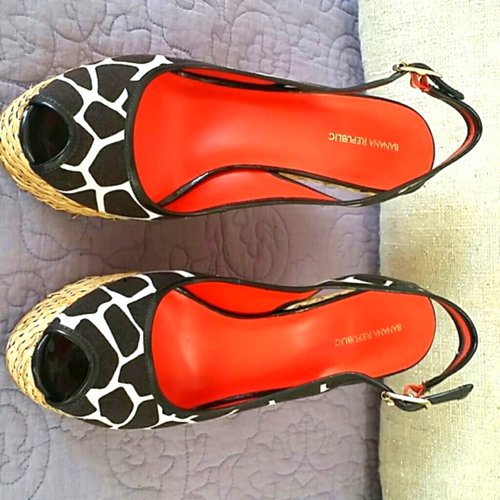 Banana Republic Adorable wedge with basketweave heel open toe
